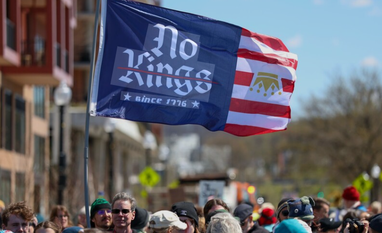 متظاهرون في أمريكا يرفعون شعار No Kings خلال احتجاجات ضد ترامب بسبب حرب إيران