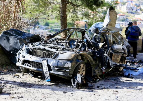 سيارة صحفيين مدمرة في جنوب لبنان بعد غارة إسرائيلية