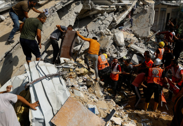 طواقم إنقاذ ومواطنون يرفعون الأنقاض بعد قصف إسرائيلي في جنوب مدينة غزة