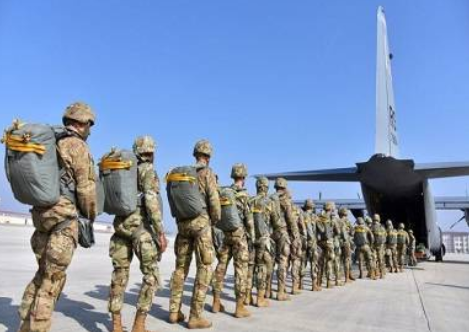 جنود من الفرقة 82 المحمولة جوا يصلون إلى الشرق الأوسط ضمن تعزيزات أمريكية