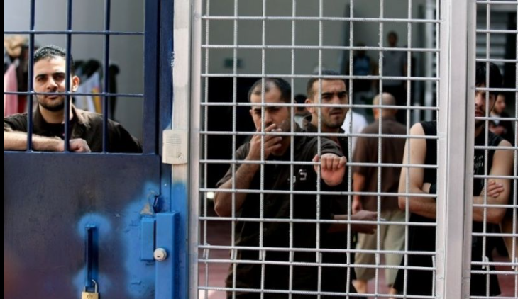 أسرى فلسطينيون خلف القضبان في سياق إقرار قانون الإعدام الجديد