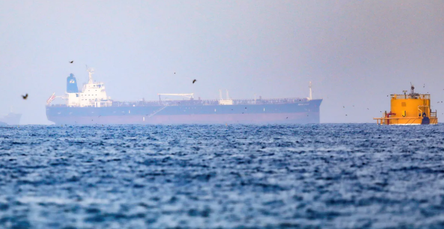 ناقلة نفط في عرض البحر قرب ميناء خصب بسلطنة عُمان بعد تعرضها لهجوم أدى إلى اندلاع حريق
