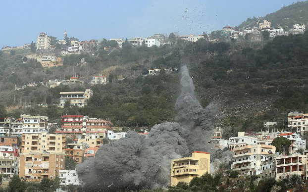 تصاعد الدخان بعد غارة جوية على منطقة سكنية في لبنان