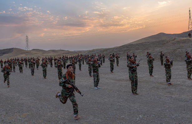 مقاتلون أكراد خلال تدريب عسكري في منطقة جبلية