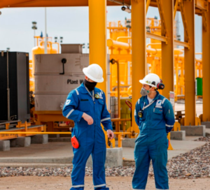 عاملان في منشأة نفطية يرتديان معدات السلامة