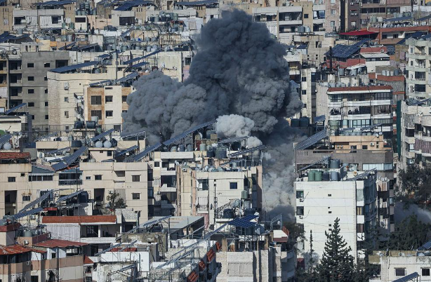 تصاعد الدخان بعد غارة جوية في منطقة سكنية