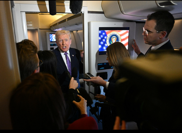 دونالد ترامب يتحدث إلى الصحفيين على متن الطائرة الرئاسية حول الحرب مع إيران