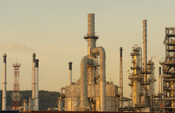 مصفاة نفط صناعية مع ارتفاع أسعار النفط العالمية بسبب التوترات الجيوسياسية