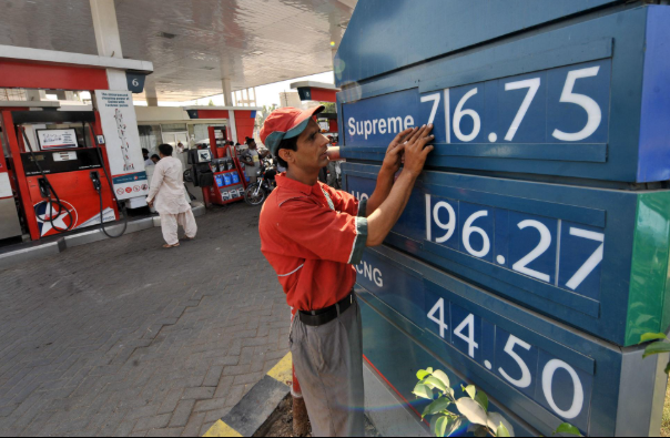 عامل يغير أسعار الوقود في محطة بنزين بباكستان بعد قرار رفع الأسعار