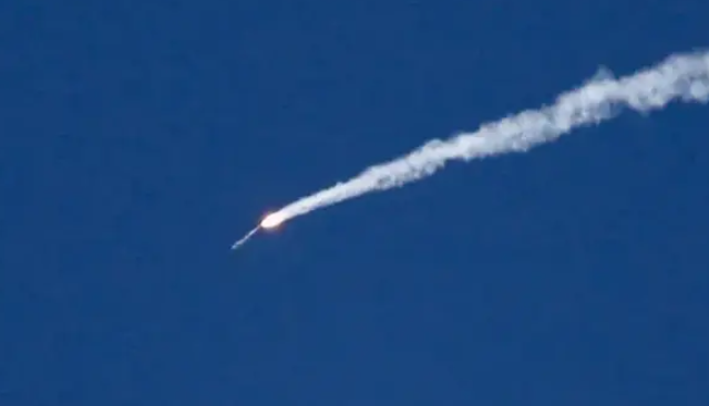 اعتراض صاروخ أو طائرة مسيرة في السماء بواسطة الدفاعات الجوية