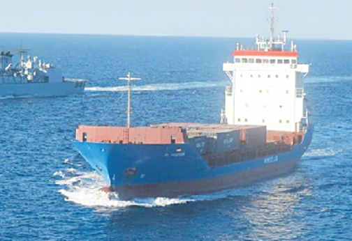 تعرض سفينة حاويات لأضرار جراء مقذوف قرب الإمارات في مياه الخليج