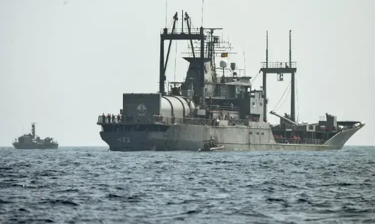 البحرية السريلانكية تساعد بحارة إيرانيين بعد حادث سفينة دينا في المحيط الهندي