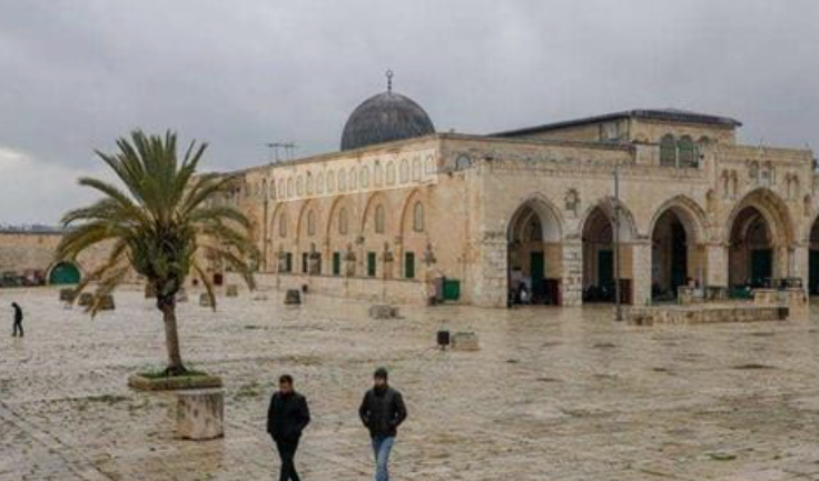 إغلاق بوابات المسجد الأقصى أمام المصلين في القدس
