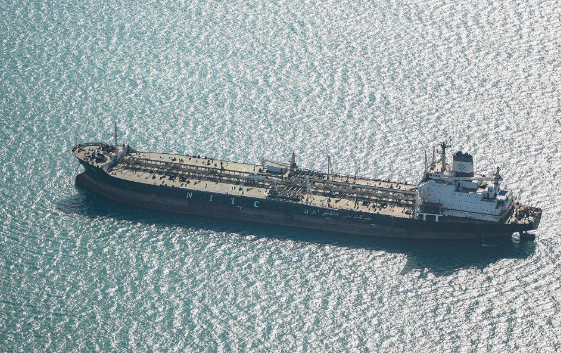 ناقلة نفط تمر عبر مضيق هرمز وسط التوترات في الخليج