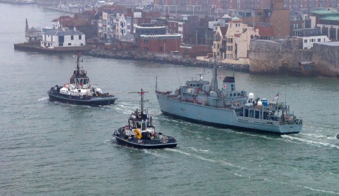 سفينة كاسحة ألغام تابعة للبحرية الملكية البريطانية تغادر ميناء بورتسموث