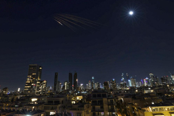 الحرب بين إيران وإسرائيل أضرار صاروخية في تل أبيب خلال التصعيد الإقليمي