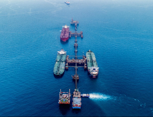 جزيرة خرج الإيرانية بعد القصف الأمريكي على مواقع عسكرية في مركز تصدير النفط