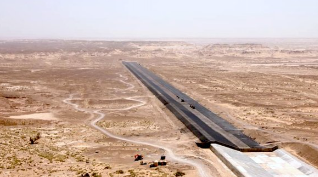 قاعدة زرنج الجوية في نيمروز بعد هجوم أدى إلى تدمير مروحية عسكرية