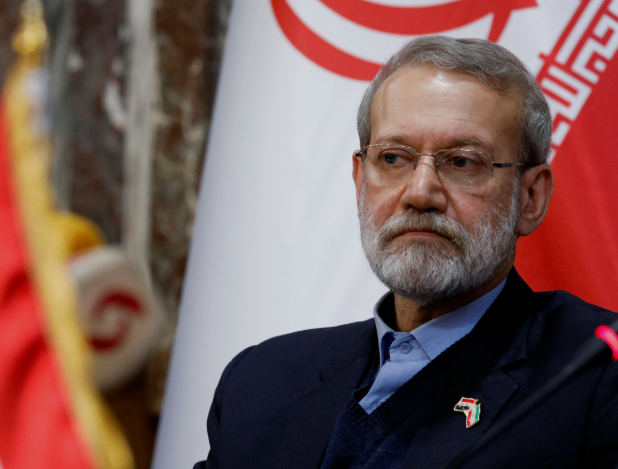 المسؤول الإيراني علي لاريجاني خلال ظهور رسمي في طهران بعد تصريح عبر منصة إكس بشأن المفاوضات مع الولايات المتحدة