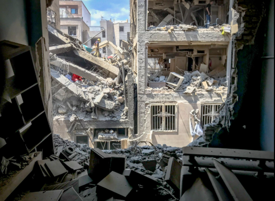 آثار غارة جوية على مبنى سكني في طهران خلال الحرب