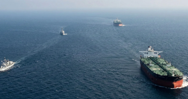 مضيق هرمز مع سفن حربية ترافق ناقلات النفط لحماية الملاحة