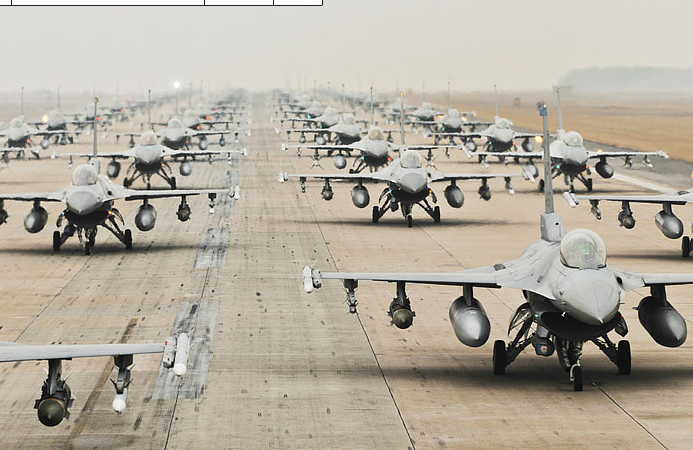 طائرات مقاتلة أمريكية مصطفة في قاعدة عسكرية وسط تصاعد التوتر بين الولايات المتحدة وإيران