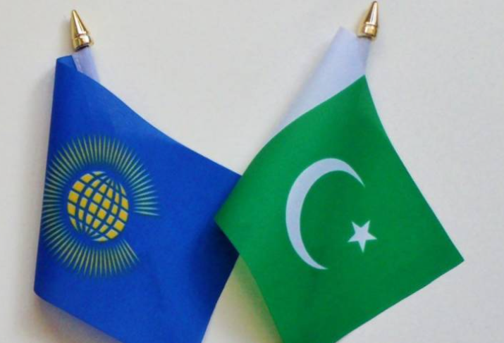 علم باكستان إلى جانب علم الكومنولث في إشارة إلى مشاركة إسلام آباد في اجتماع مجموعة عمل الكومنولث