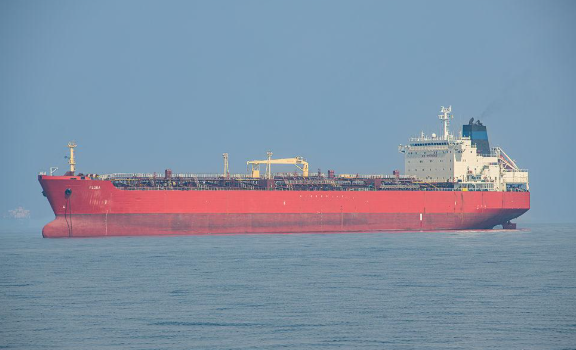 ناقلة نفط في البحر ضمن طرق الملاحة الدولية لنقل إمدادات الطاقة