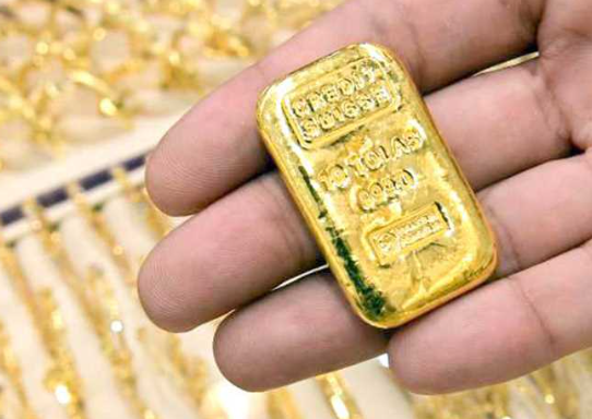 تراجع أسعار الذهب سبائك ذهب في السوق