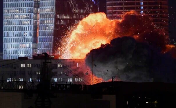 إيران تطلق صواريخ على إسرائيل مع تصاعد الدخان في تل أبيب