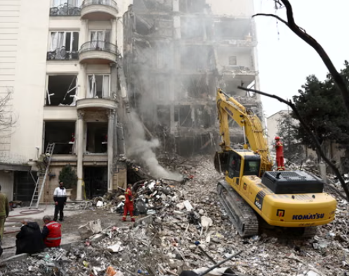 أمريكا ستواصل ضرباتها على إيران وتظهر أضرار غارة في طهران