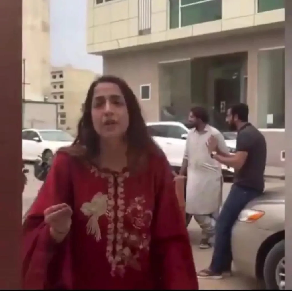 الاحتجاج الذي انتشر على وسائل التواصل الاجتماعي في كراتشي والمتعلق بتشاندني كوماري يكشف عن نزاع خاص معقد حول مقاهٍ غير مرخصة.