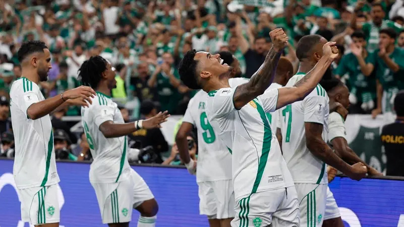 لقطة من الأرشيف تظهر احتفالات سابقة ومنصات التتويج الآسيوية التي تعكس هيمنة الأندية السعودية على البطولة القارية في السنوات الأخيرة ونيلها الألقاب الكبرى بمشاركة نجوم عالميين