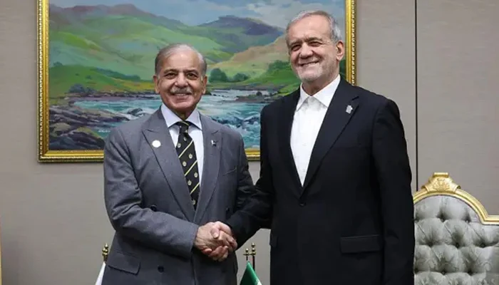 اتصال هاتفي بين رئيس وزراء باكستان شهباز شريف والرئيس الإيراني مسعود بزشكيان… إيران تقبل استضافة المفاوضات مع أمريكا في إسلام آباد