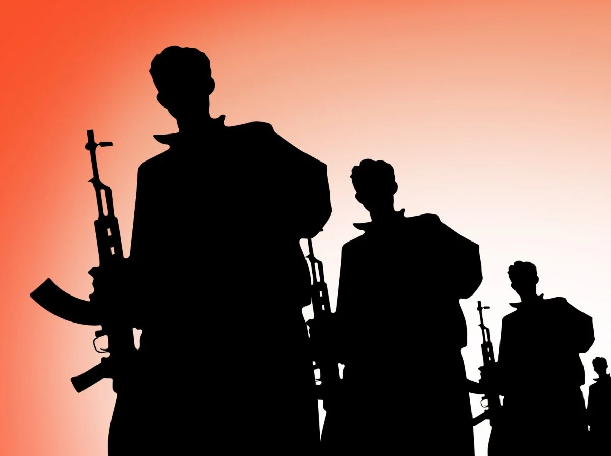 تقرير حول العملية الأمنية الدقيقة في خيبر بباكستان والتي استهدفت إرهابياً متحصناً وكشفت عن استخدام الجماعات المسلحة للمدنيين كدروع بشرية وتحديات تأمين حدود باكستان أفغانستان