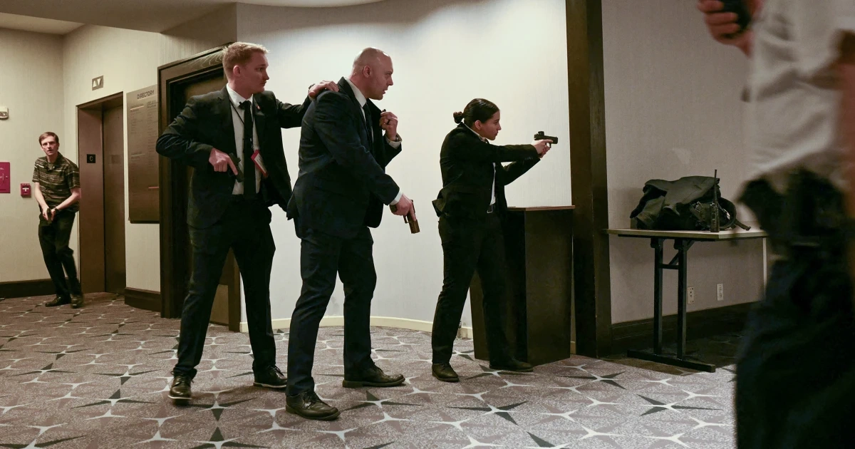 وكشف أن المهاجم كان يحوز أسلحة متعددة، وأنه أطلق النار على أحد الضباط عند نقطة التفتيش الأمنية بالبوابة الرئيسية، والذي نجا لحسن الحظ بفضل سترة واقية من الرصاص