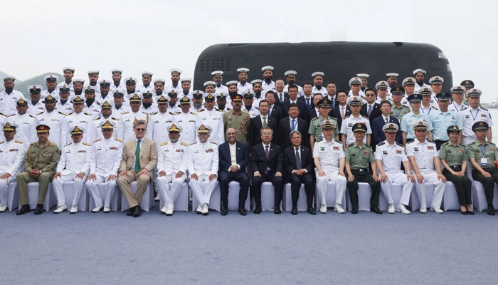 صورة من الأرشيف تظهر غواصة قتالية متطورة خلال مراسم رسمية لتعزيز الأسطول البحري الوطني ضمن شراكة دفاعية استراتيجية مع الصين