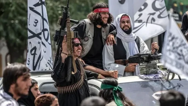 تشهد المناطق الأفغانية تصاعدا خطيرا في حدة القمع والاستبداد المنظم الذي تمارسه سلطات طالبان ضد الأقليات العرقية ولاسيما المجتمع الطاجيكي حيث وثقت مقاطع فيديو متداولة اعتداءات وحشية يرتكبها عناصر الحركة ضد مدنيين عزّل مما أثار موجة تنديد دولية واسعة