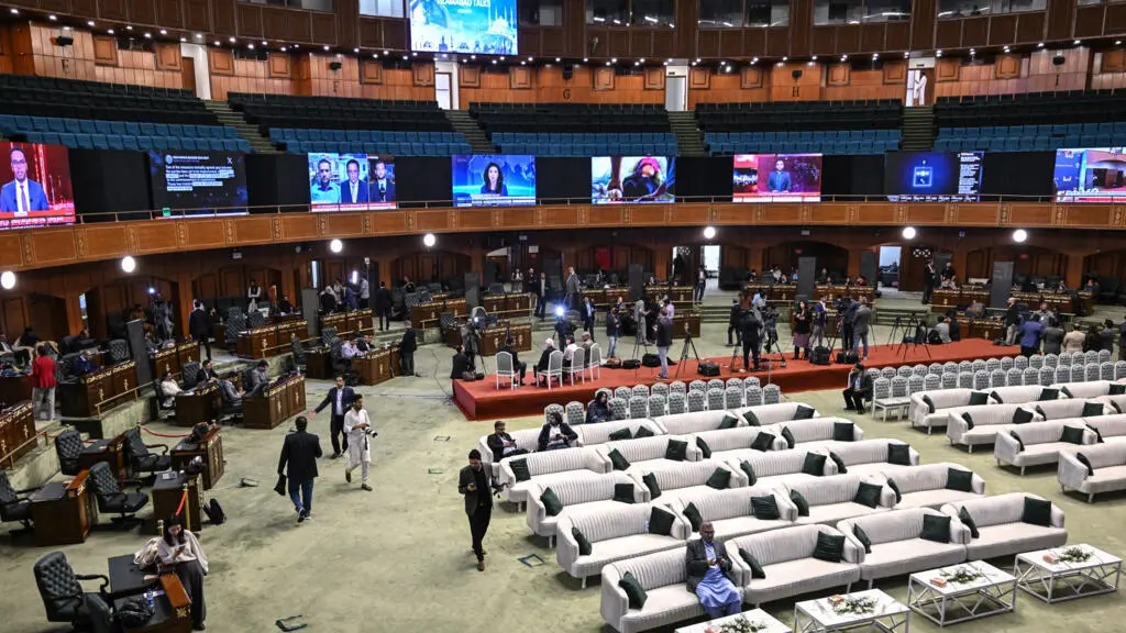 اشتكى بعض الصحفيين عبر وسائل التواصل الاجتماعي قائلين إنّ الإعلام العالمي دُعي إلى إسلام آباد ووُضع في مركز إعلامي حديث، لكن لم تُقدَّم لهم أي إحاطات ولم يُتح لهم الوصول المباشر إلى سير المفاوضات، الأمر الذي جعلهم غير قادرين على تكوين صورة واضحة عن الوضع