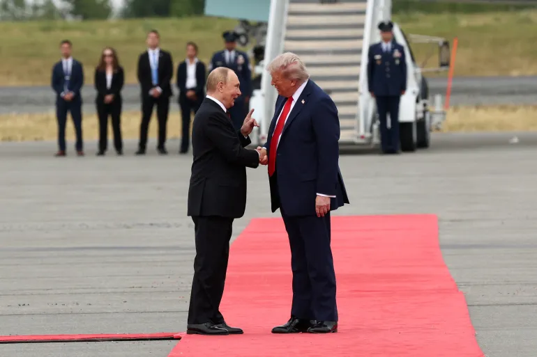 ترامب وبوتين خلال لقاء رسمي ضمن العلاقات بين أمريكا وروسيا