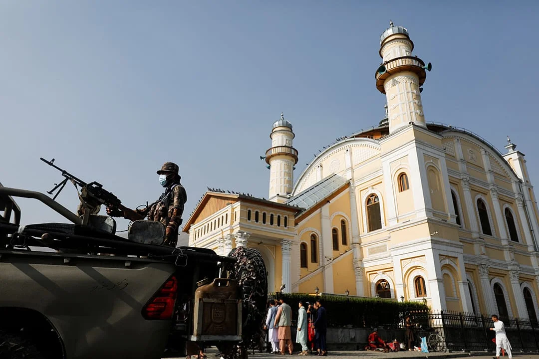 يتناول هذا الخبر الإجراءات الأمنية المكثفة التي اتخذتها سلطات طالبان في العاصمة الأفغانية كابل حيث تم تحويل المساجد الكبرى إلى مناطق أمنية مشددة لحماية أعضاء مجلس العلماء من تصاعد عمليات الاستهداف والاغتيالات