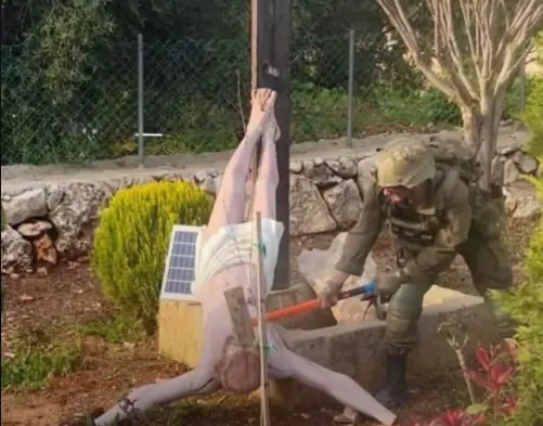 جندي إسرائيلي يعتدي على تمثال السيد المسيح في جنوب لبنان