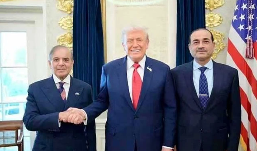 لقاء بين دونالد ترامب ورئيس وزراء باكستان مع مسؤول باكستاني في اجتماع رسمي