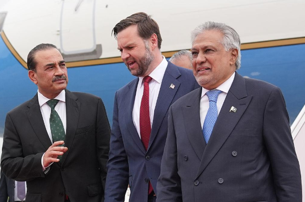 مسؤولون باكستانيون مع وفد أمريكي خلال لقاء رسمي لتعزيز العلاقات الثنائية