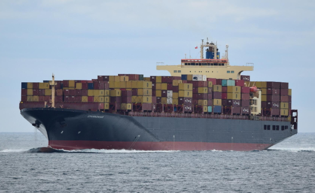 احتجاز سفينتين في مضيق هرمز وسفينة حاويات تجارية تبحر في الخليج