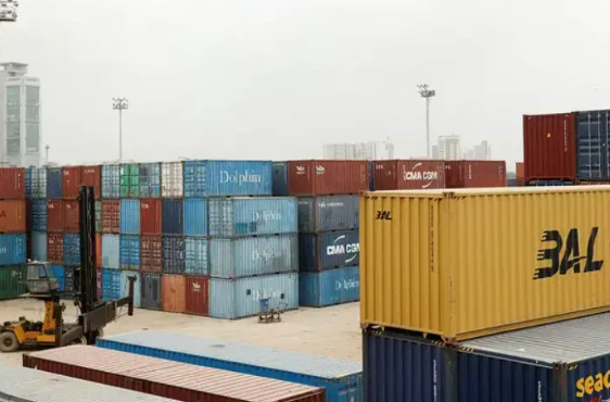 التعاون التجاري بين باكستان والإمارات وحاويات الشحن في الميناء