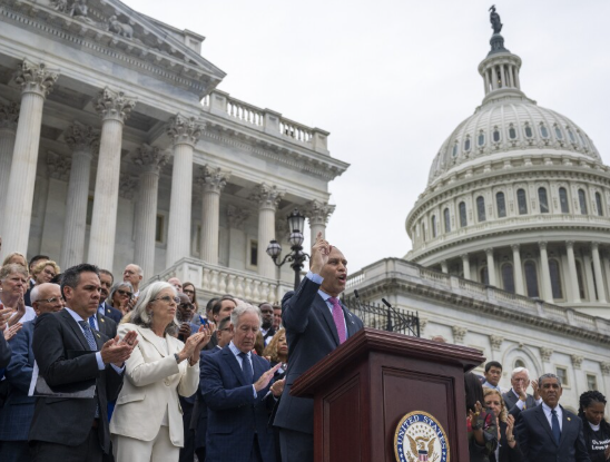 الديمقراطيون الأمريكيون يعارضون الحرب مع إيران