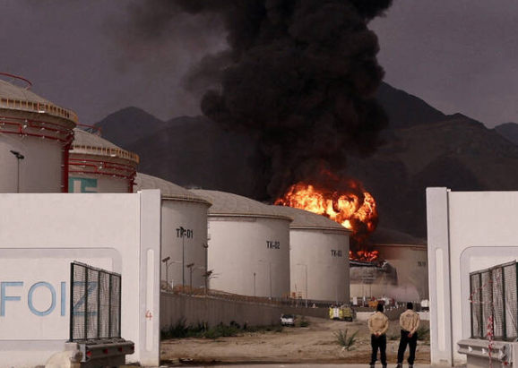 دخان يتصاعد من منشأة بتروكيماوية في الخليج بعد الهجوم