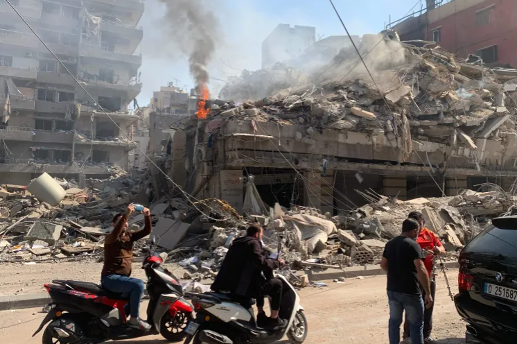 آثار غارة جوية إسرائيلية على مبنى مدمر في بيروت وسط تصاعد القصف