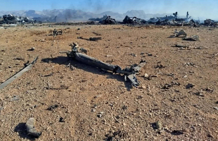 حطام طائرة عسكرية متناثر في منطقة صحراوية بعد عملية إنقاذ داخل إيران